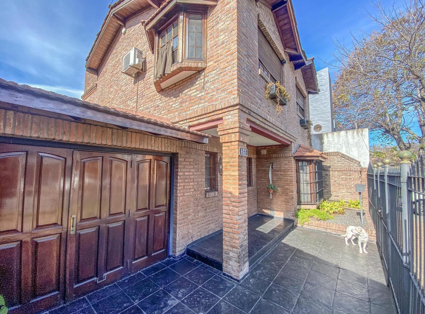 Casa en venta - 3 Dormitorios 2 Baños - Cochera - 280Mts2 - Ituzaingó