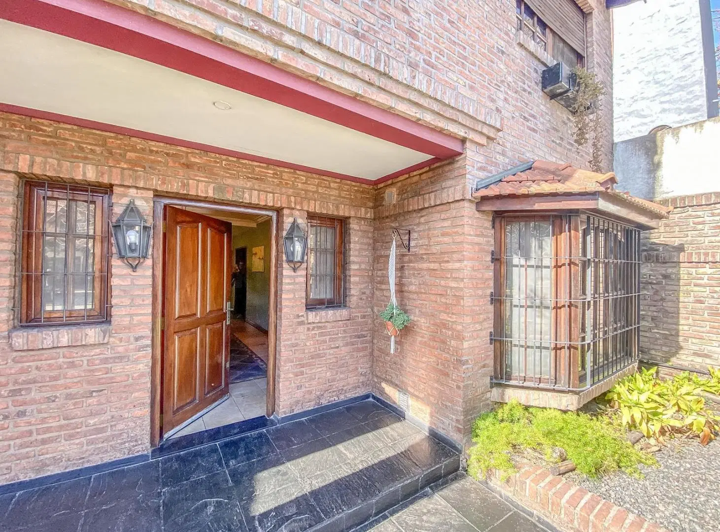 Casa en venta - 3 Dormitorios 2 Baños - Cochera - 280Mts2 - Ituzaingó 4