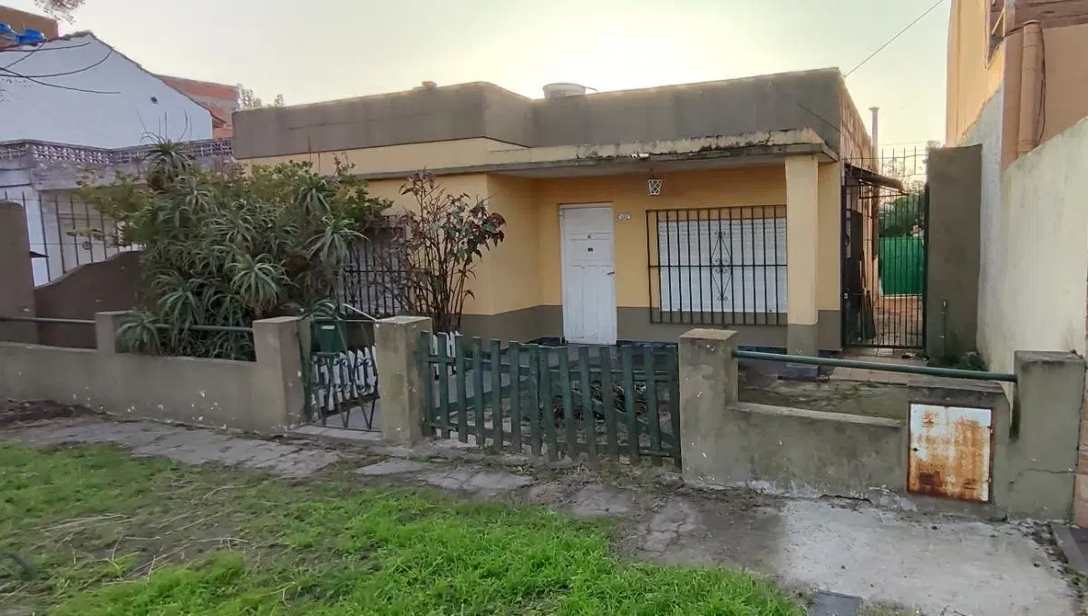 Casa en venta - 2 Dormitorios 1 Baño - Cochera - 283Mts2 - Longchamps, Almirante Brown 5