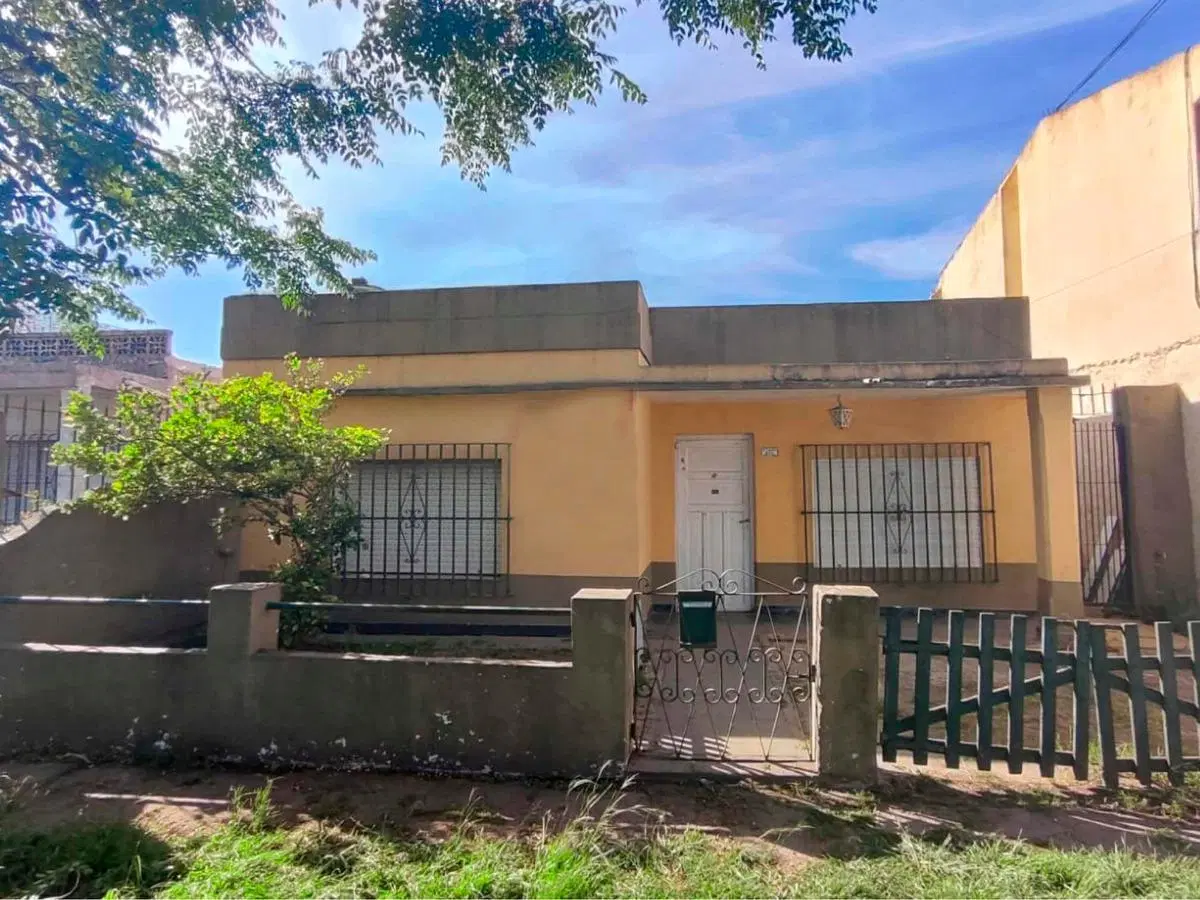 Casa en venta - 2 Dormitorios 1 Baño - Cochera - 283Mts2 - Longchamps, Almirante Brown 1