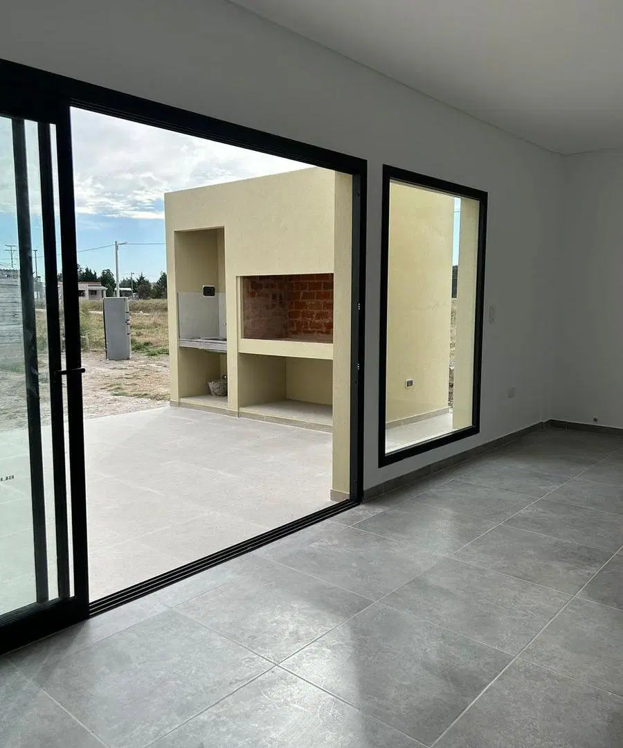 Casa en venta - 4 Dormitorios 2 Baños - Cochera - 400Mts2 - Claromecó 2