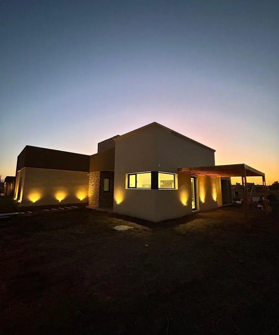 Casa en venta - 4 Dormitorios 2 Baños - Cochera - 400Mts2 - Claromecó 5