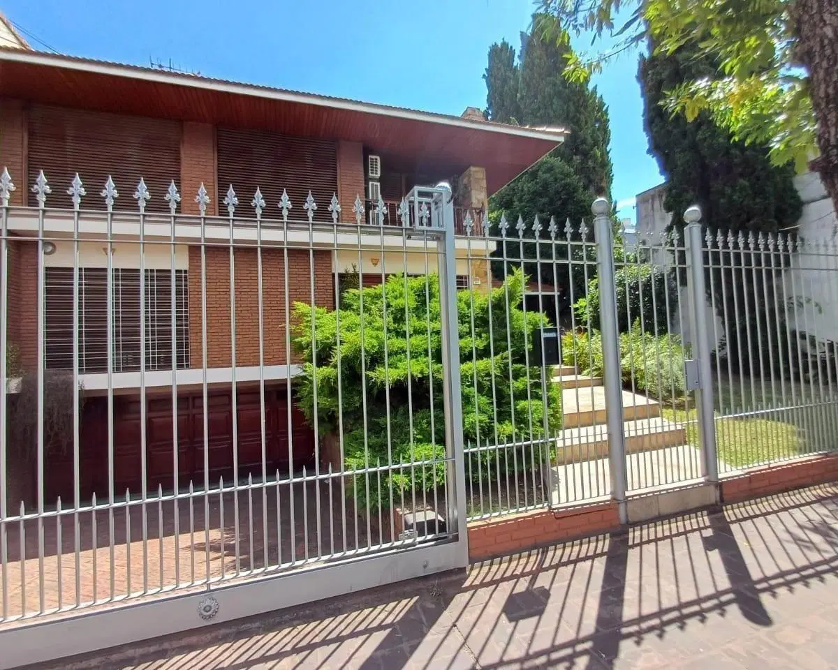 Casa en venta - 4 Dormitorios 4 Baños - 546mts2 - Quilmes 2