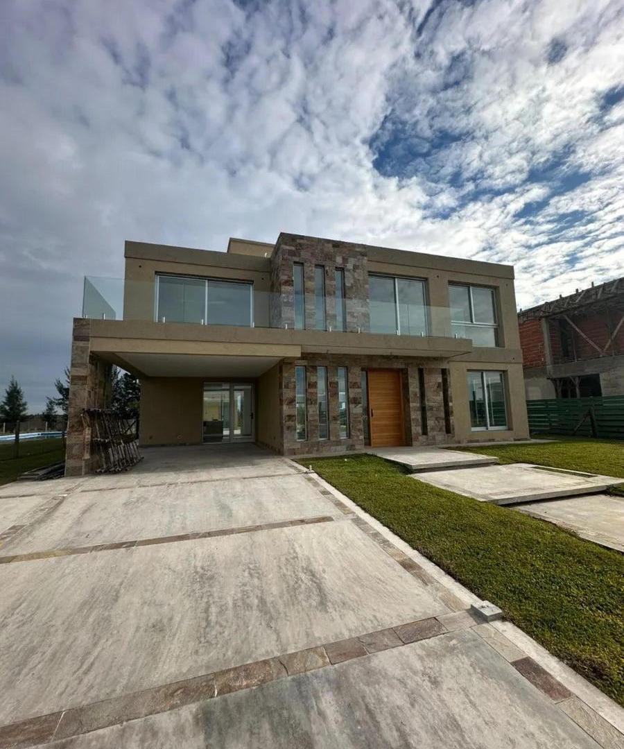 Casa en venta - 4 Dormitorios 5 Baños - Canning