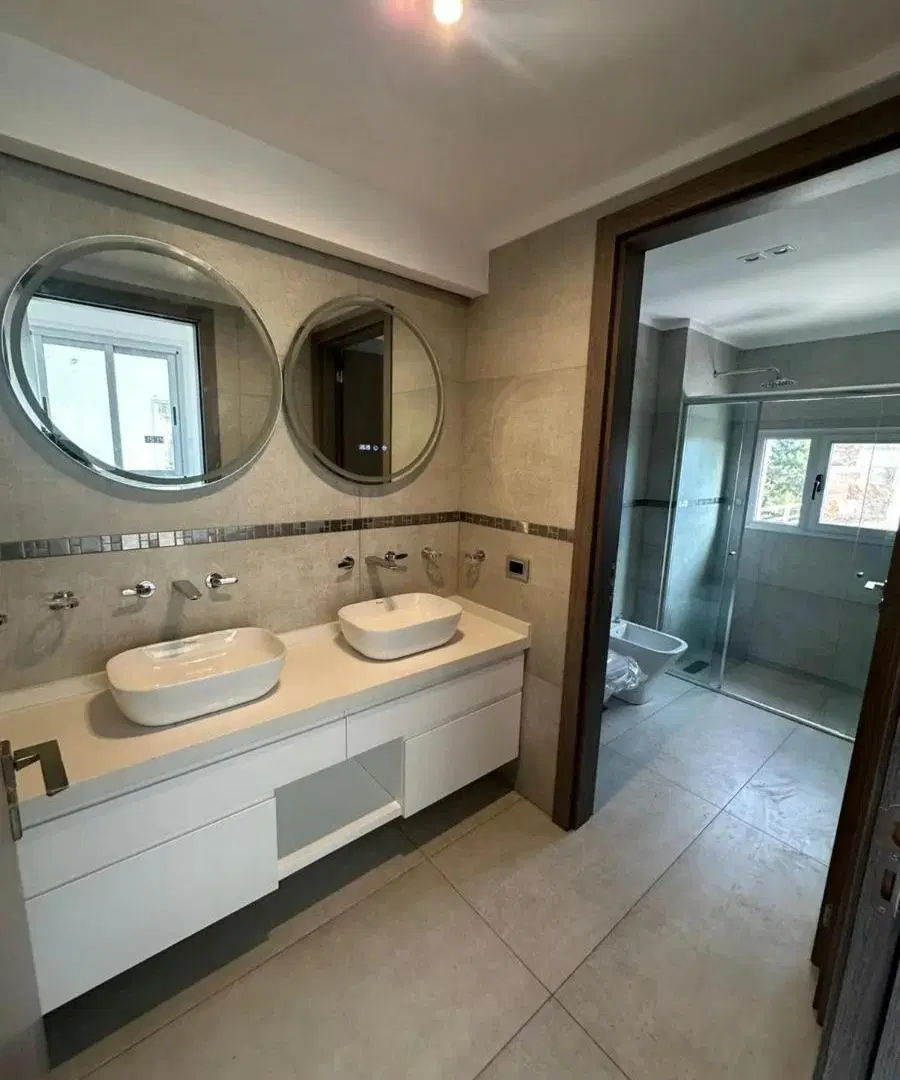 Casa en venta - 4 Dormitorios 5 Baños - Canning 8