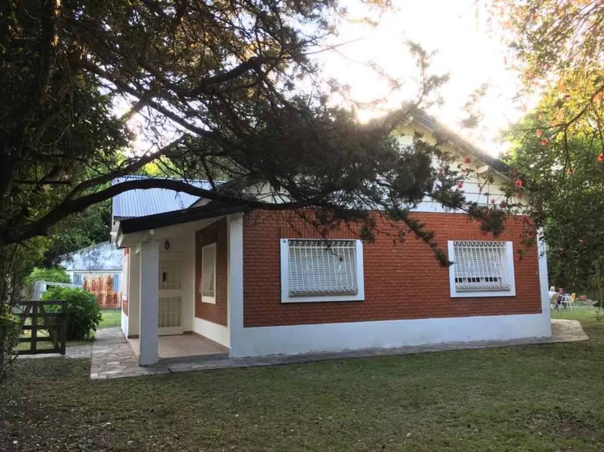 Casa en venta - 3 dormitorios 2 baños - cochera - 8701mts2 - Villa Elisa