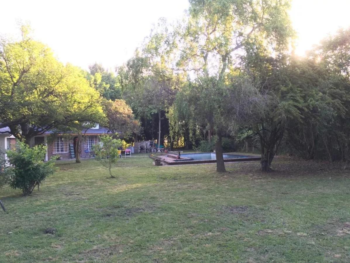 Casa en venta - 3 dormitorios 2 baños - cochera - 8701mts2 - Villa Elisa