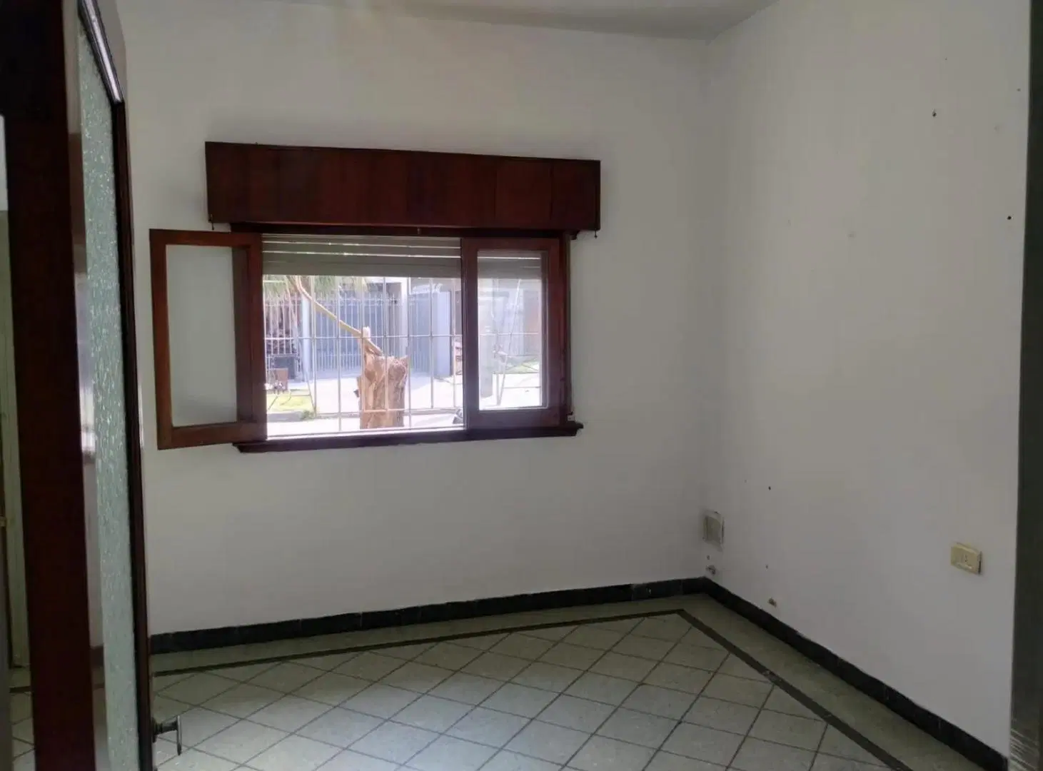 Casa en venta - 2 Dormitorios 1 Baño - 360Mts2 - Quilmes 4