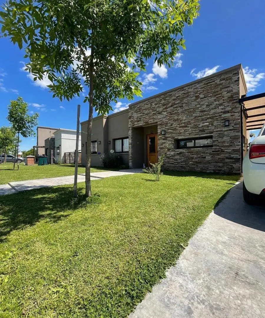 Casa en venta - 3 Dormitorios 2 Baños - Pilar 2