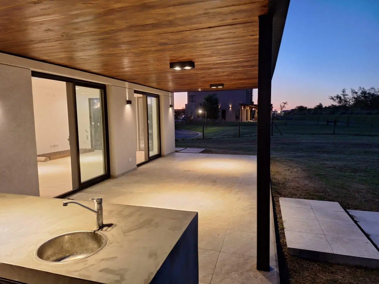 Casa en venta - 3 Dormitorios 3 Baños - Cochera - 1019,15Mts2 - Escobar 4