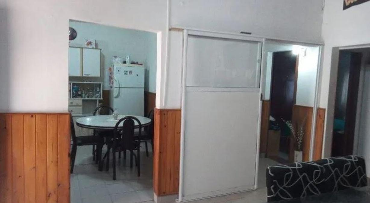 Foto de Casa en venta - 4 dormitorios 2 baños - 433mts2 - Chivilcoy, imagen 2