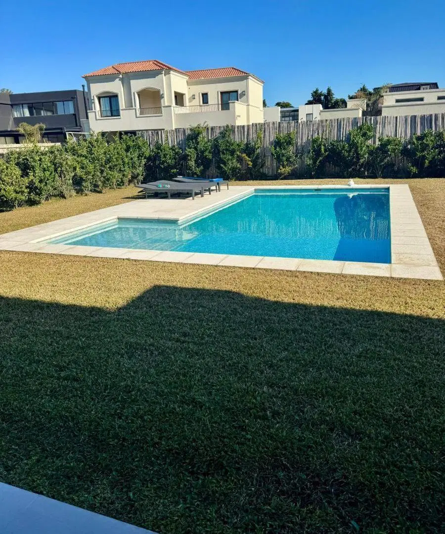 Casa en venta - 4 Dormitorios 4 Baños - Pilar 2
