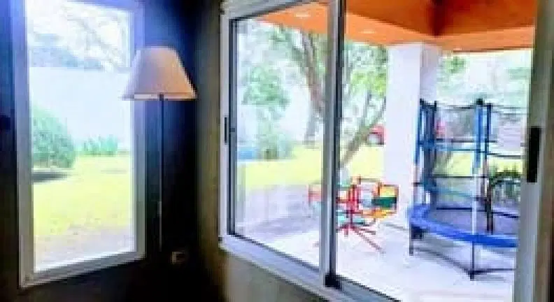 Casa en venta - 3 Dormitorios 4 Baños - Ituzaingó 5