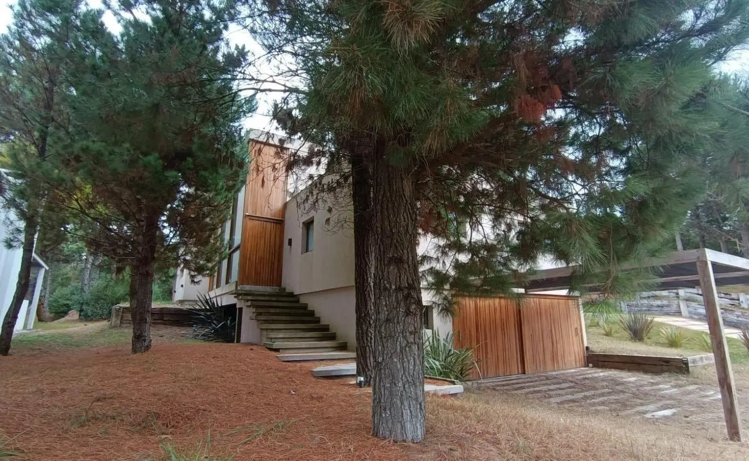 Casa en venta - 5 Dormitorios 4 Baños - Pinamar 1