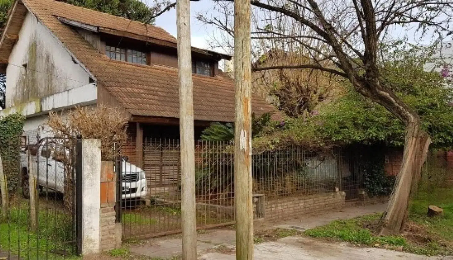 Casa en venta - 4 Dormitorios 2 Baños - Cocheras - 400Mts2 - Ituzaingó 3