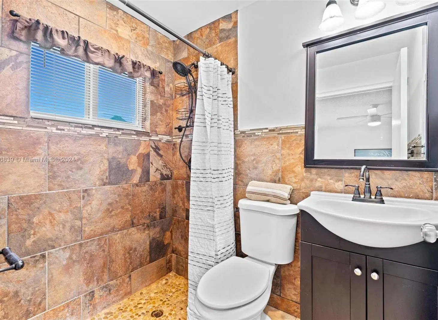 Casa en venta - 3 Dormitorios 2 Baños - Cocheras - 275Mts2 - Lauderhill 5