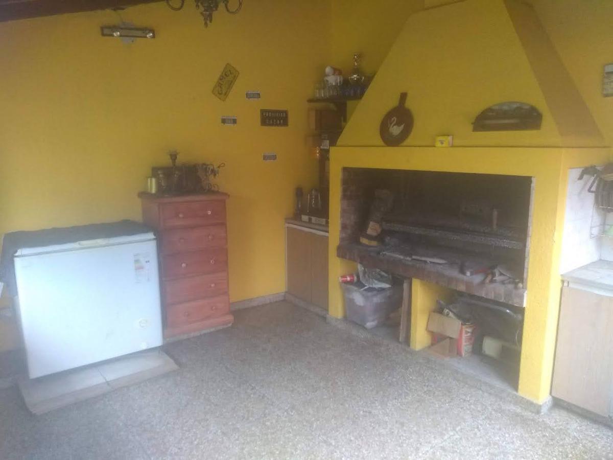 Foto de Casa en venta - 2 Dormitorios 1 Baño - 220Mts2 - Cochera - 220Mts2, imagen 2