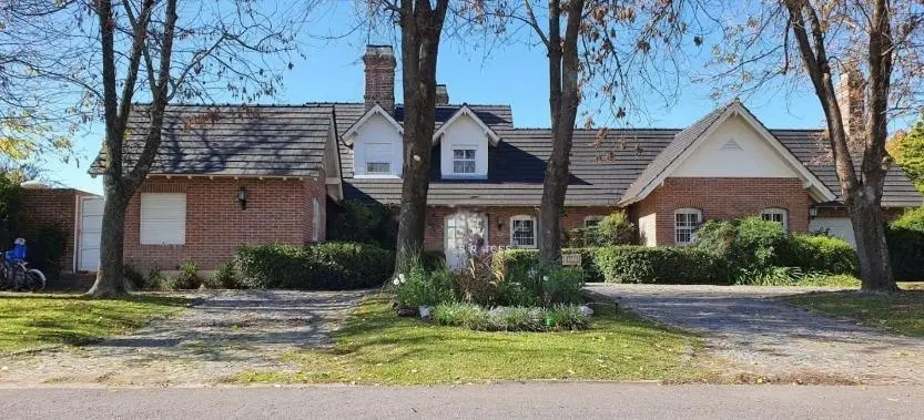 Casa en venta - 3 Dormitorios 3 Baños - 1.800Mts2 - Praderas de Luján 1