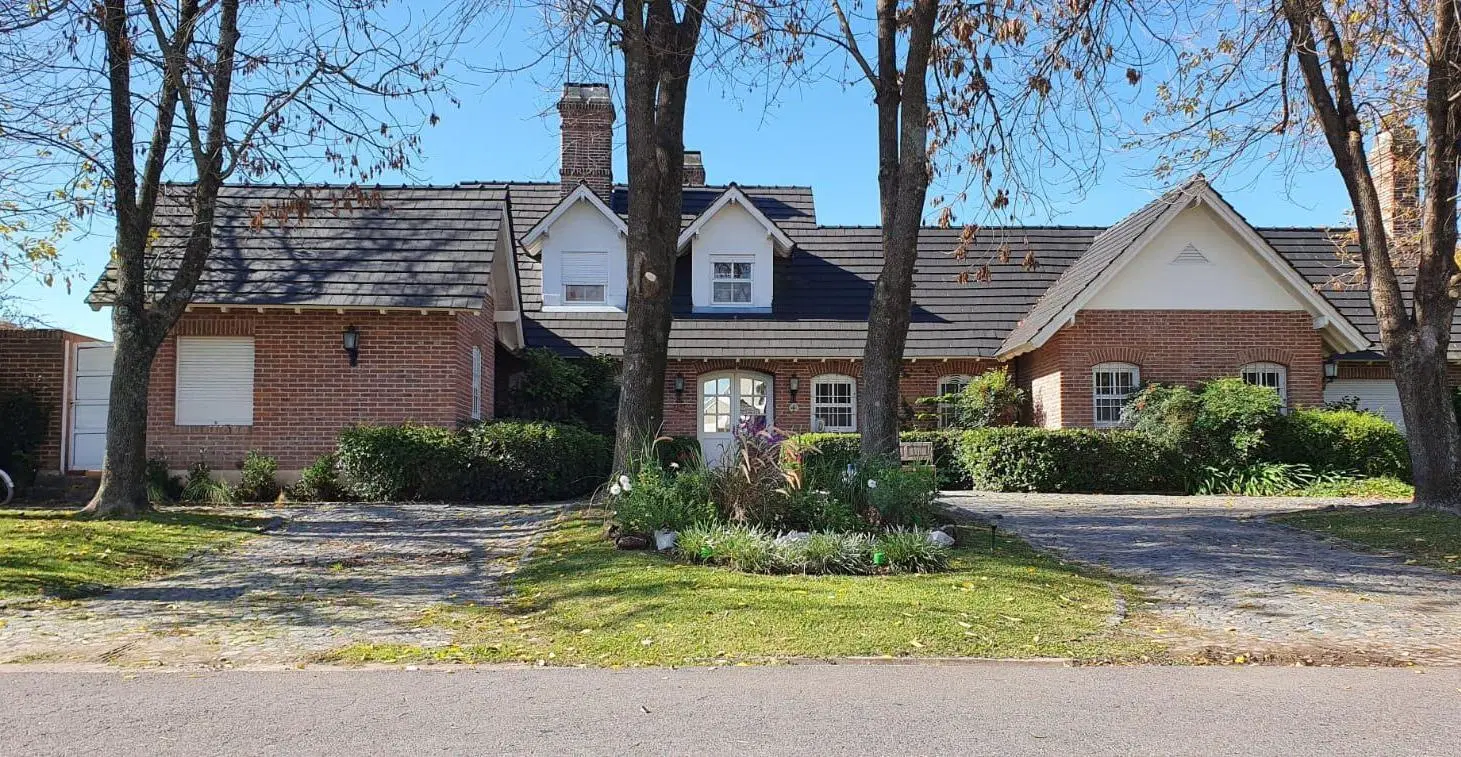 Casa en venta - 3 Dormitorios 3 Baños - 1.800Mts2 - Praderas de Luján 2