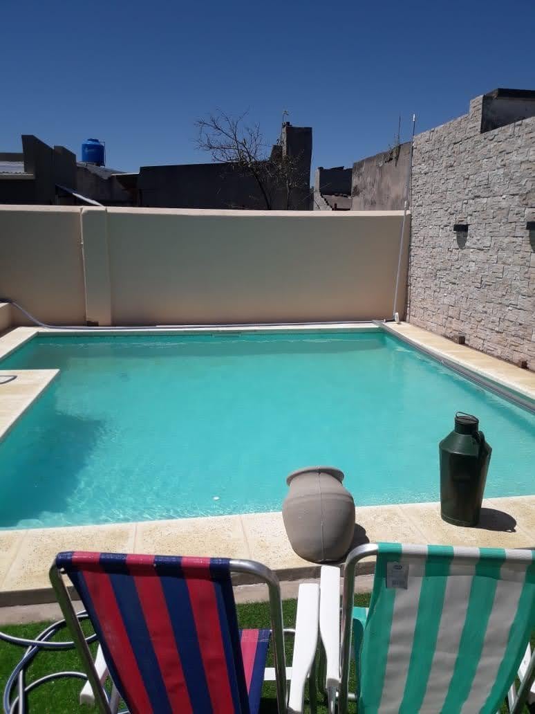 Casa en venta - 3 Dormitorios 2 Baños - Local - 333Mts2 - Bragado