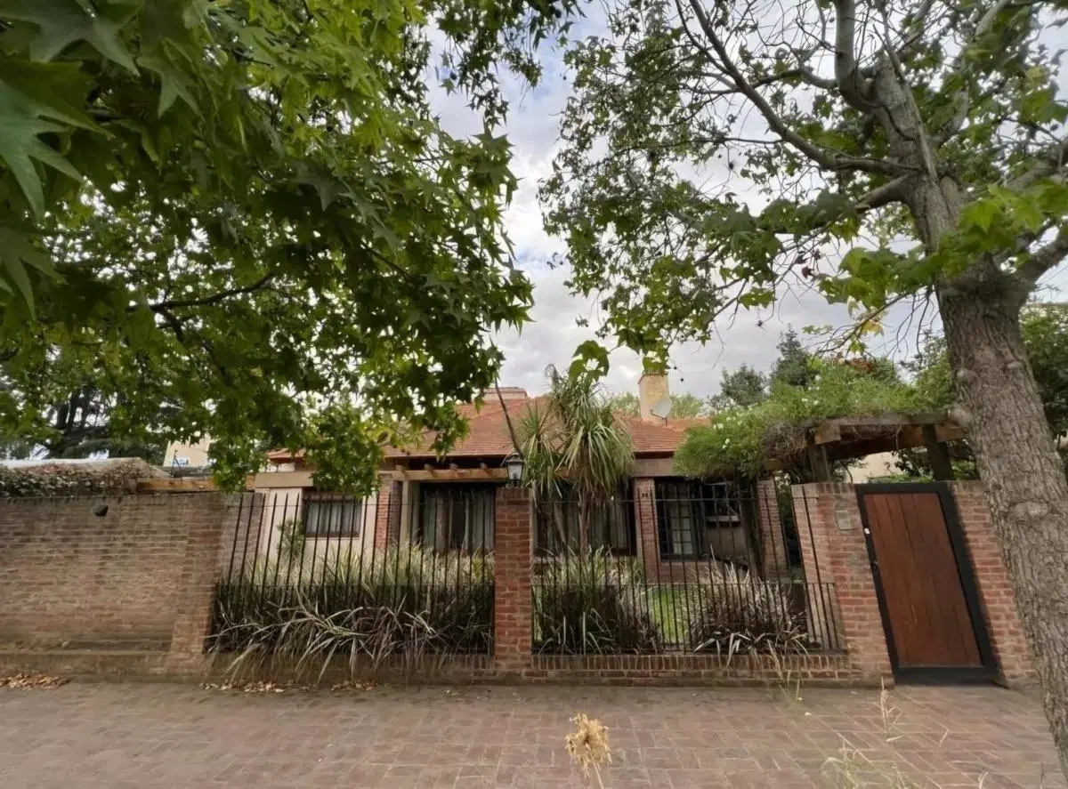 Casa en venta - 3 Dormitorios 3 Baños - 568mts2 - Merlo 4