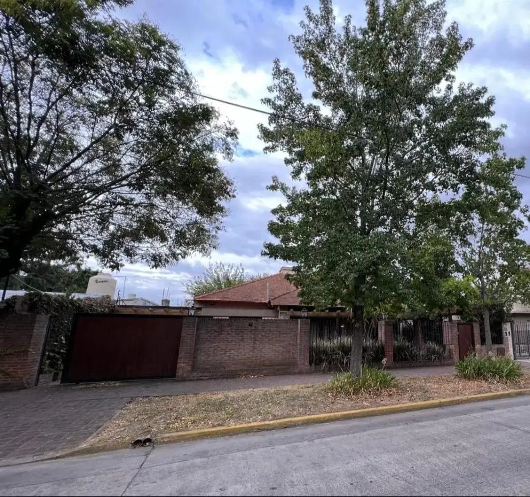 Casa en venta - 3 Dormitorios 3 Baños - 568mts2 - Merlo 5