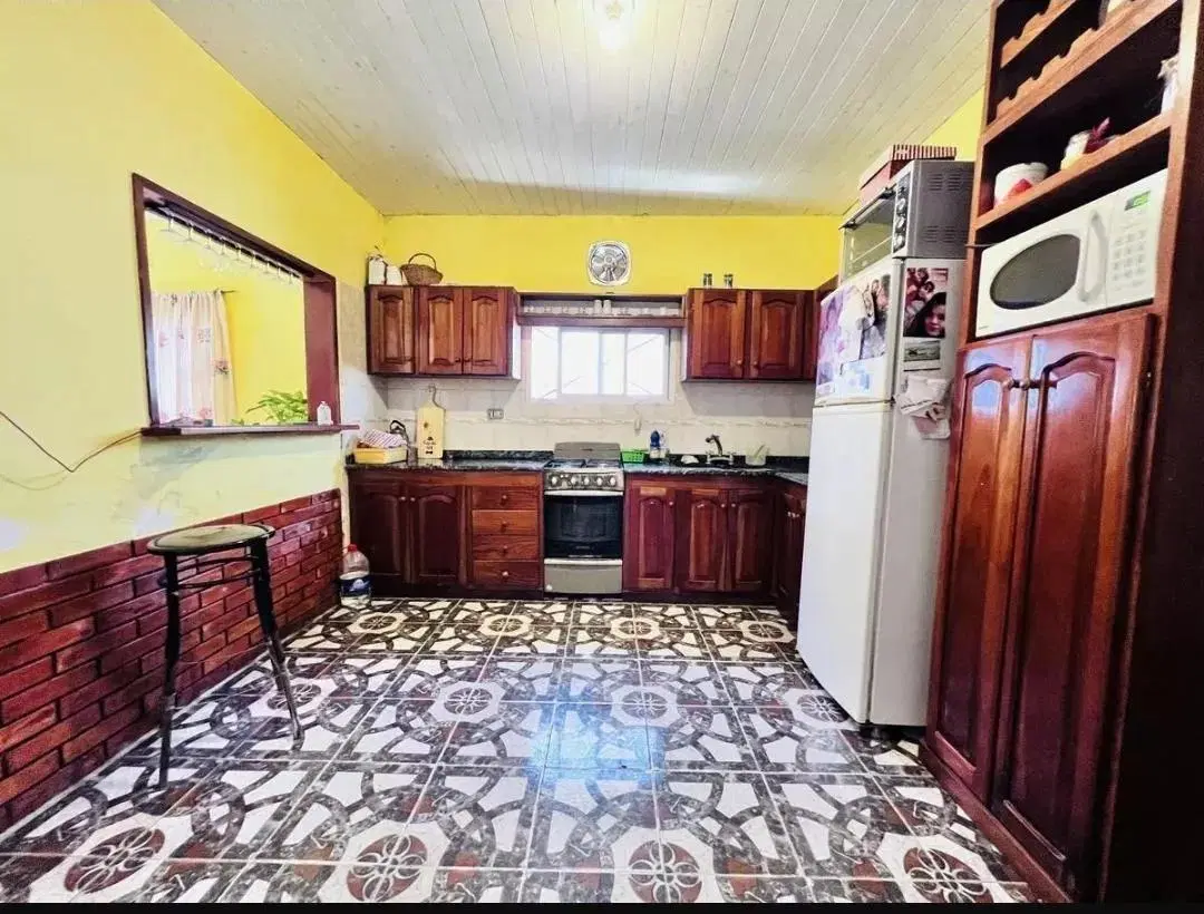 Casa en venta - 3 Dormitorios 1 Baño - Cochera - 300Mts2 - Bernal 2