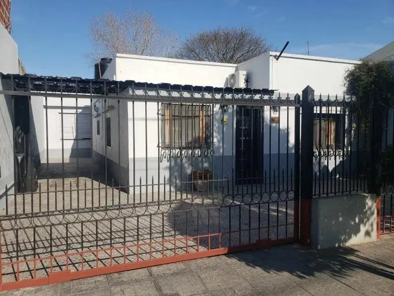 Casa en venta - 3 Dormitorios 1 Baño - Cochera - 300Mts2 - Bernal 5