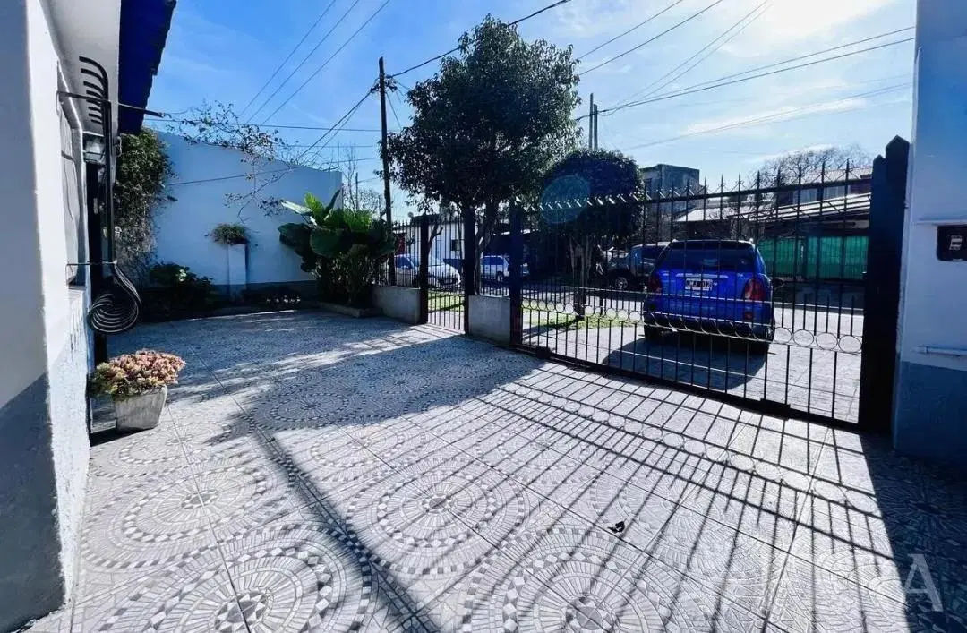 Casa en venta - 3 Dormitorios 1 Baño - Cochera - 300Mts2 - Bernal 1