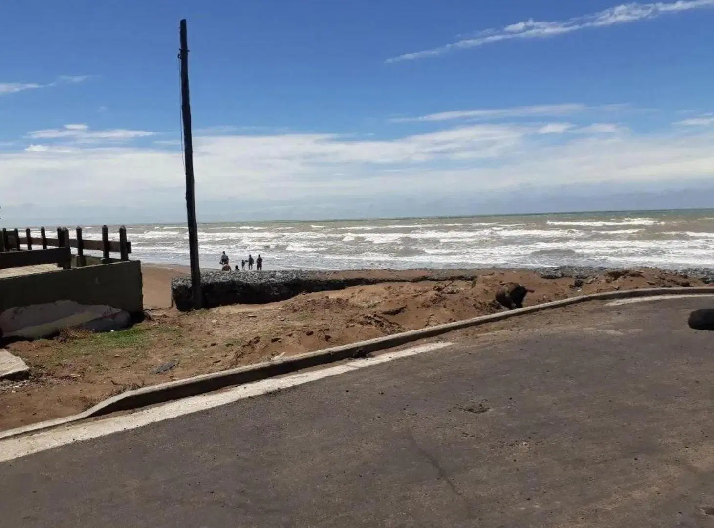 Casa en venta - 3 dormitorios 2 baños - Cochera - 85mts2 - Mar Del Tuyú 2