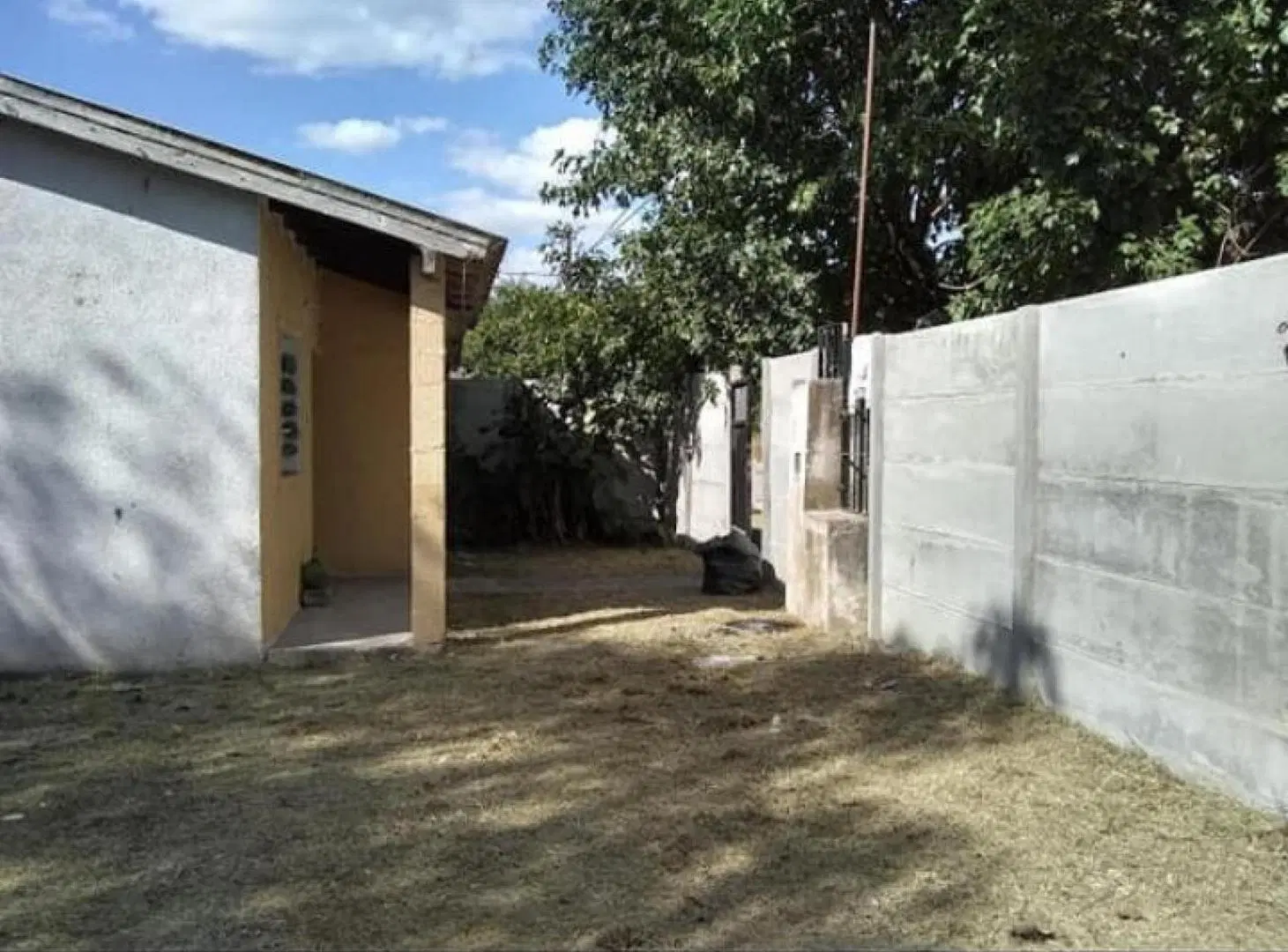 Casa en venta - 2 Dormitorios 1 Baño 2 Cocheras - 302Mts2 - Tapalqué 2
