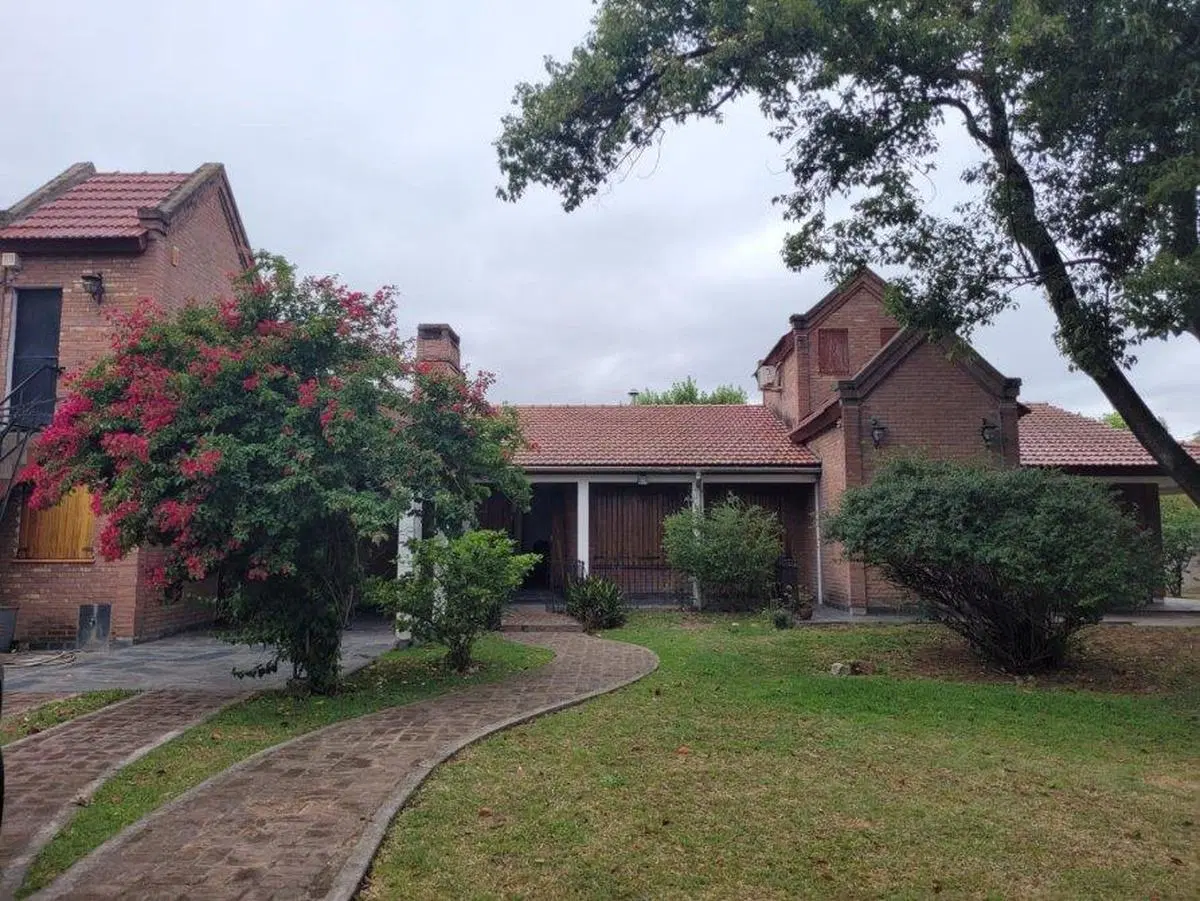 Casa en venta - 3 Dormitorios 2 Baños - Cochera - 270Mts2 - Alejandro Korn 2