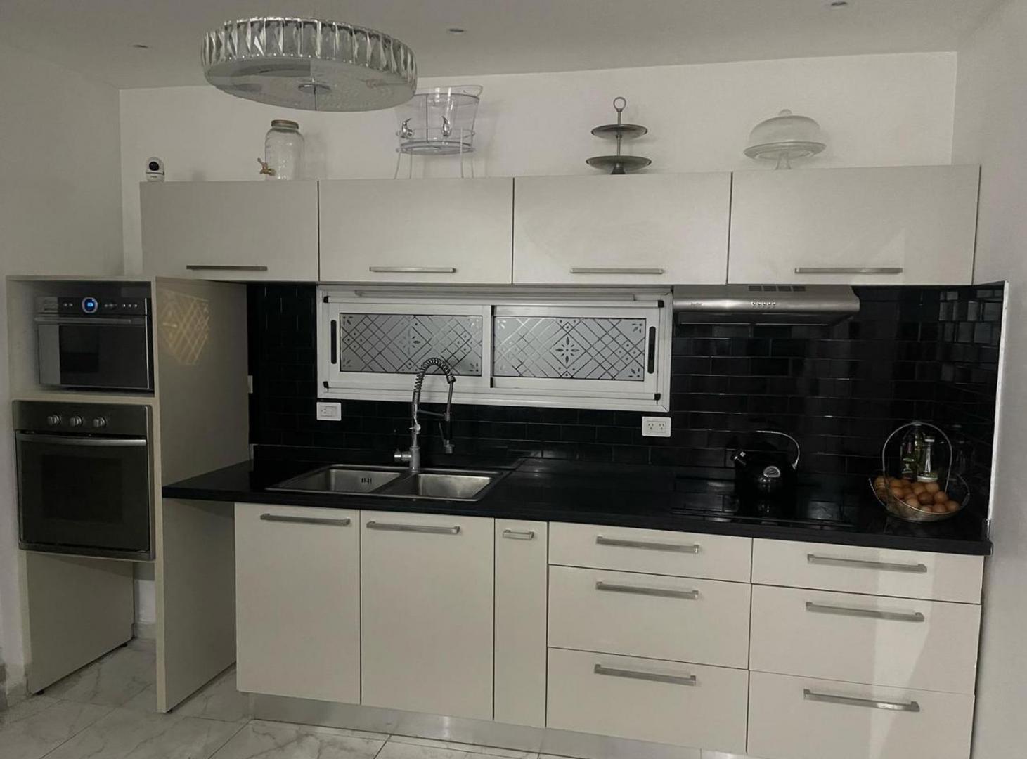 Foto de Casa en venta - 3 Dormitorios 3 Baños - 4 Cocheras - 210Mts2 - Haras, imagen 4