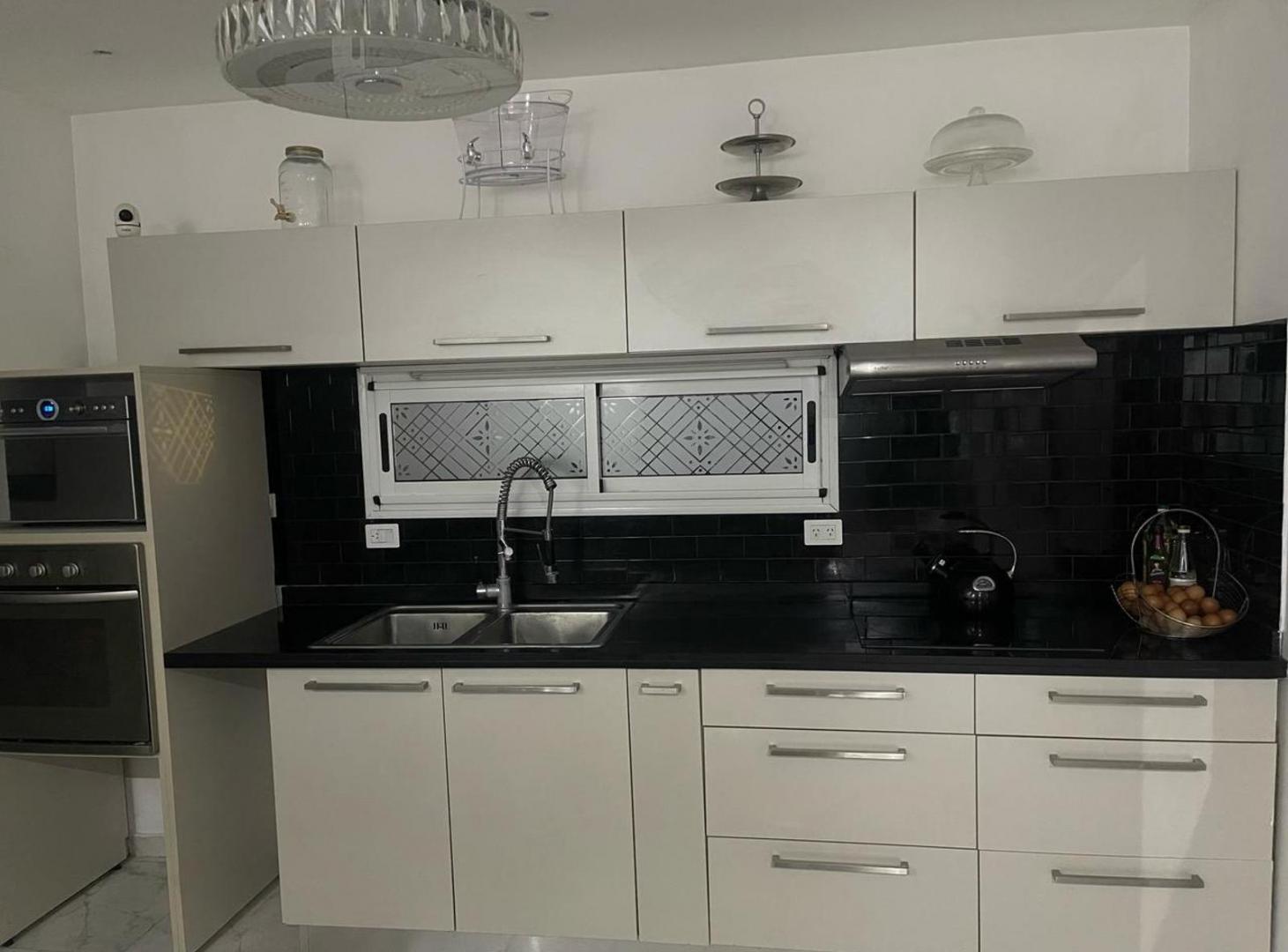 Foto de Casa en venta - 3 Dormitorios 3 Baños - 4 Cocheras - 210Mts2 - Haras, imagen 3