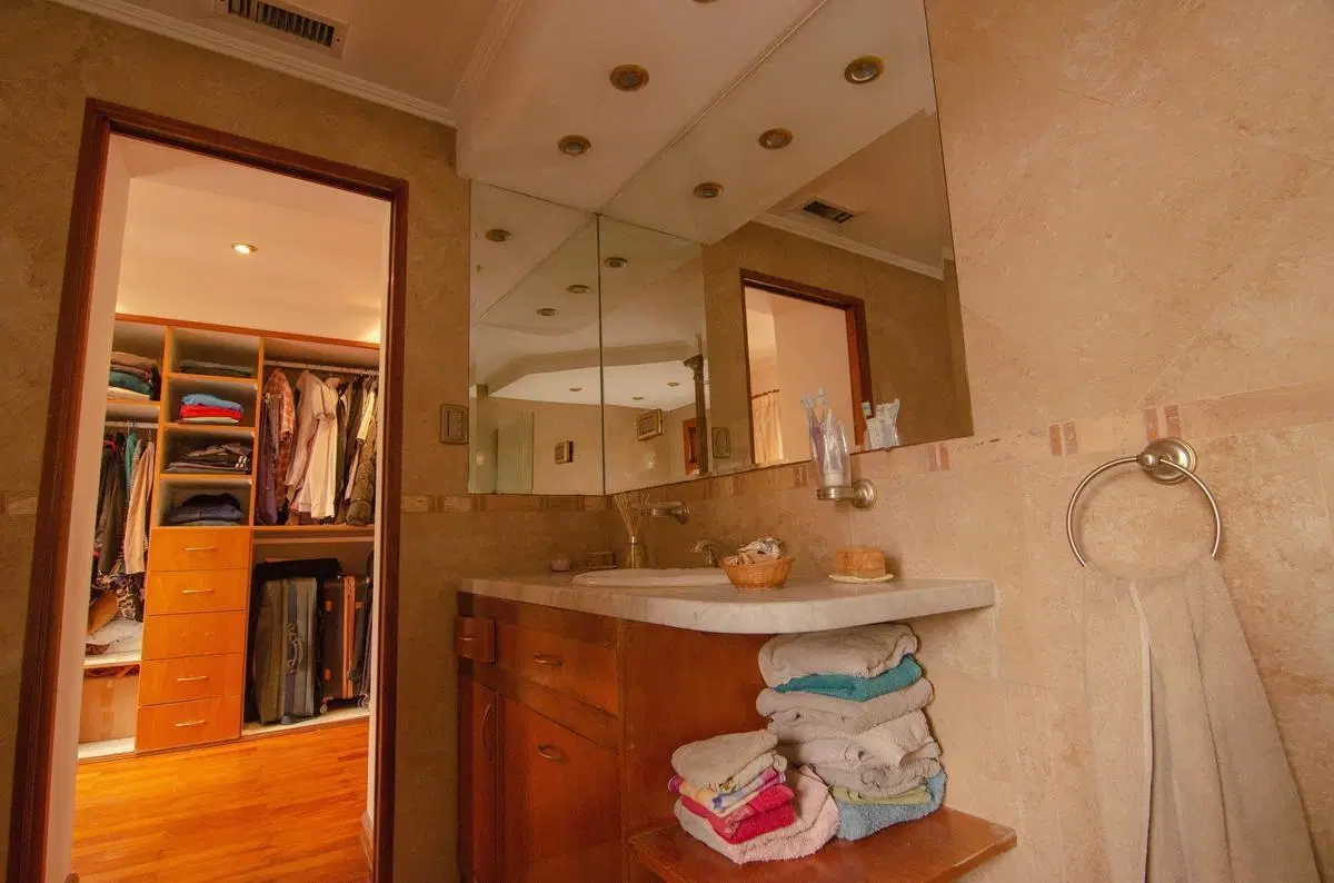 Casa venta 4 dormitorios 4 baños 3 cocheras 600mts2 totales - Ringuelet 5