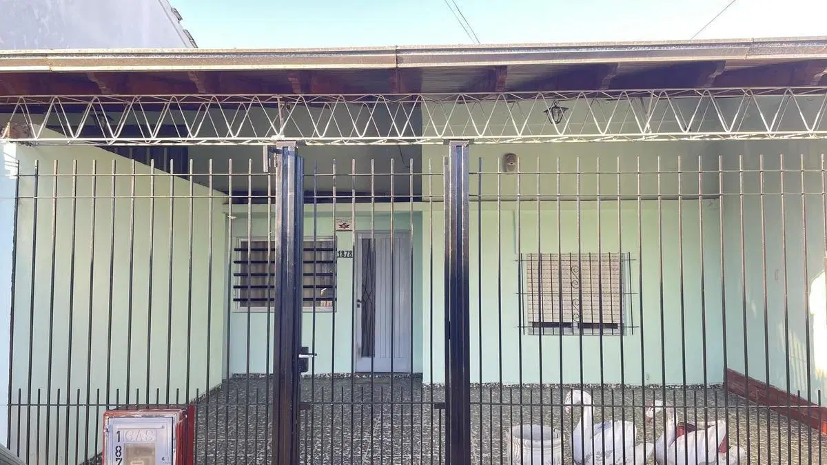 Casa en venta - 2 dormitorios 2 baños - 181mts2 - La Plata 5