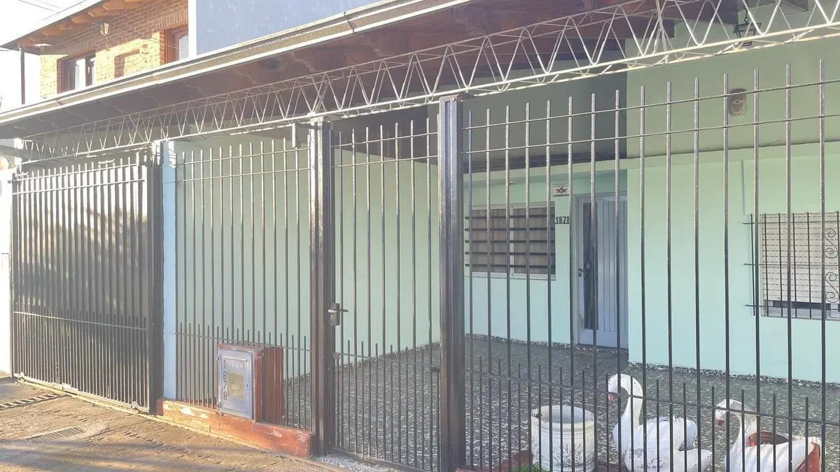 Casa en venta - 2 dormitorios 2 baños - 181mts2 - La Plata 1
