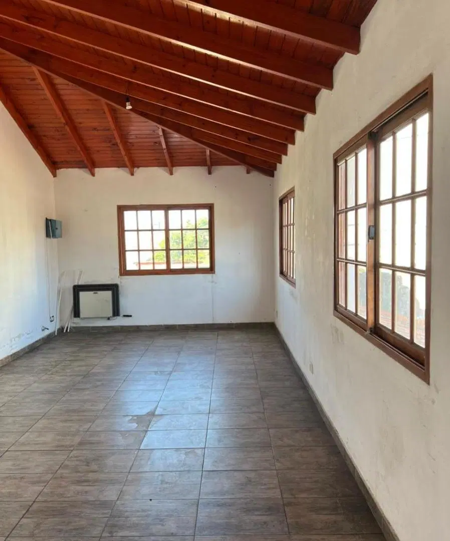 Casa en venta - 2 Dormitorios 3 Baños - Cochera - 200Mts2 - Berazategui 3