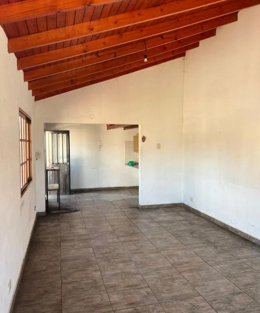 Casa en venta - 2 Dormitorios 3 Baños - Cochera - 200Mts2 - Berazategui 4