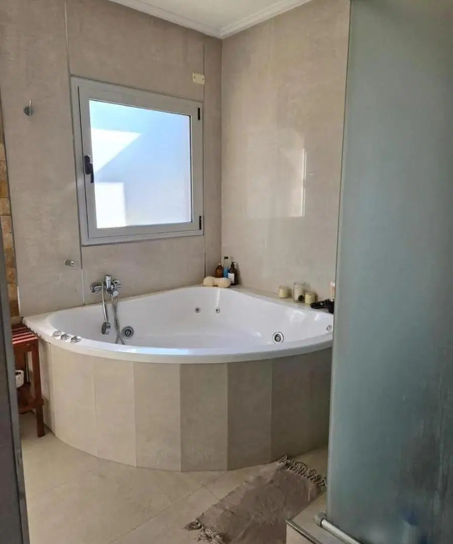 Casa en venta - 4 Dormitorios 2 Baños - Esteban Echeverría 5