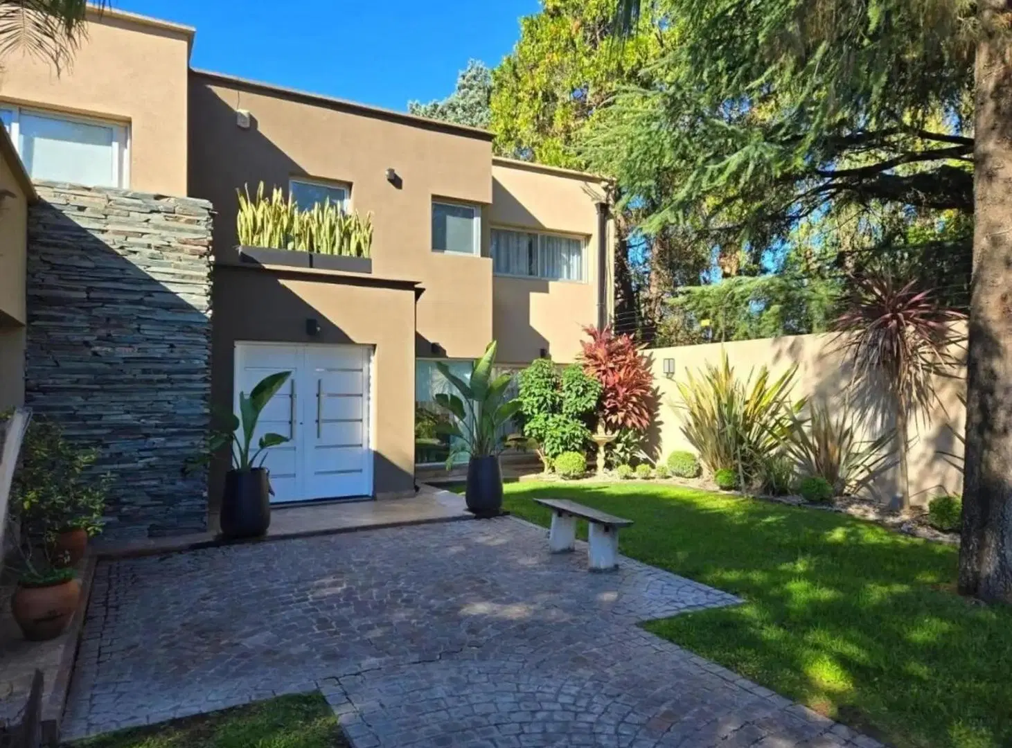 Casa en venta - 4 Dormitorios 2 Baños - Esteban Echeverría 3
