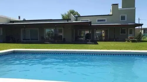 Casa en venta - 3 Dormitorios 3 Baños - Cocheras - 1.094Mts2 - Chivilcoy 1