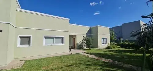 Casa en venta - 3 Dormitorios 3 Baños - Cocheras - 1.094Mts2 - Chivilcoy 2