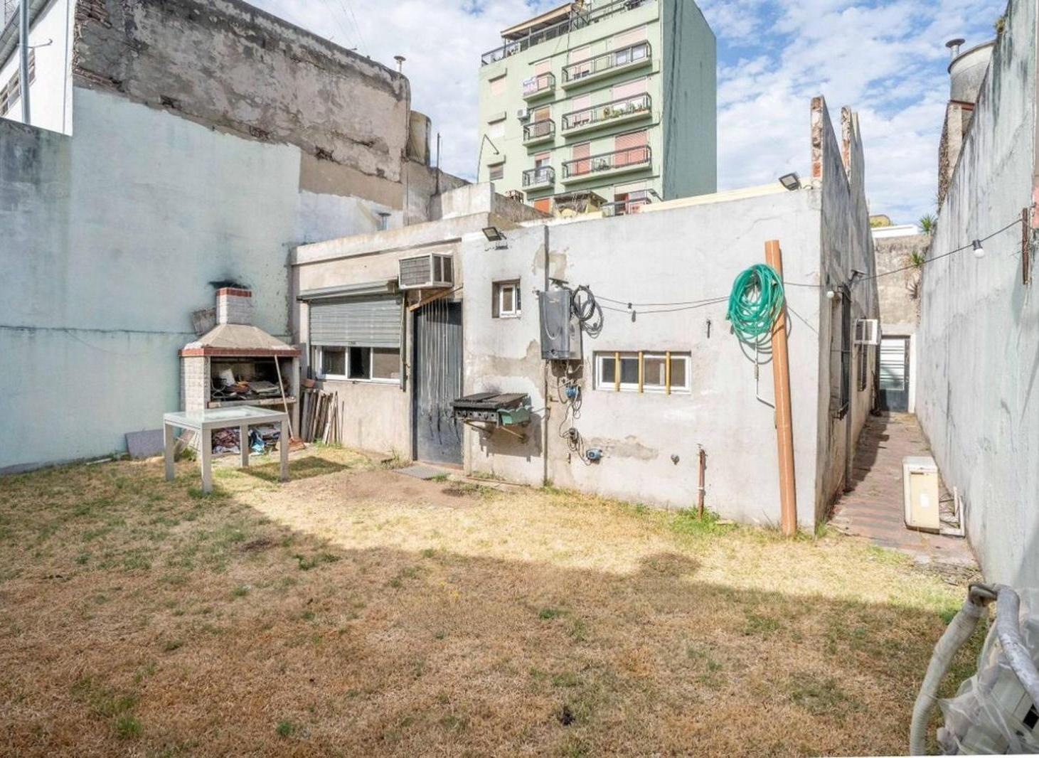 Casa en venta - 3 Dormitorios 2 Baños - Liniers