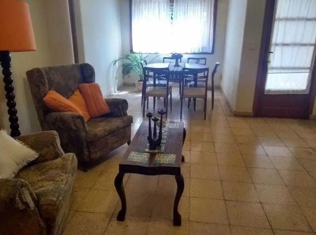 Casa venta - 4 dormitorios - 1 baño - 1 Cochera - 180mts2 totales - Las Flores 1