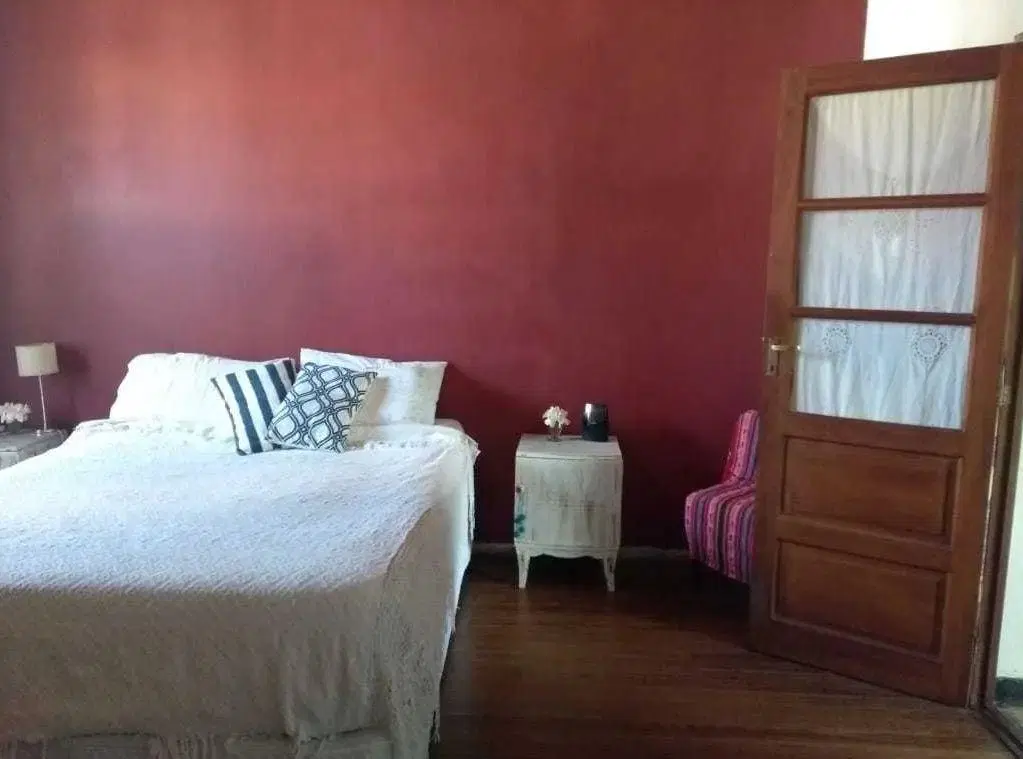 Casa venta - 4 dormitorios - 1 baño - 1 Cochera - 180mts2 totales - Las Flores 3