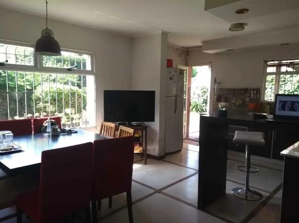 Casa venta - 4 dormitorios - 1 baño - 1 Cochera - 180mts2 totales - Las Flores 2