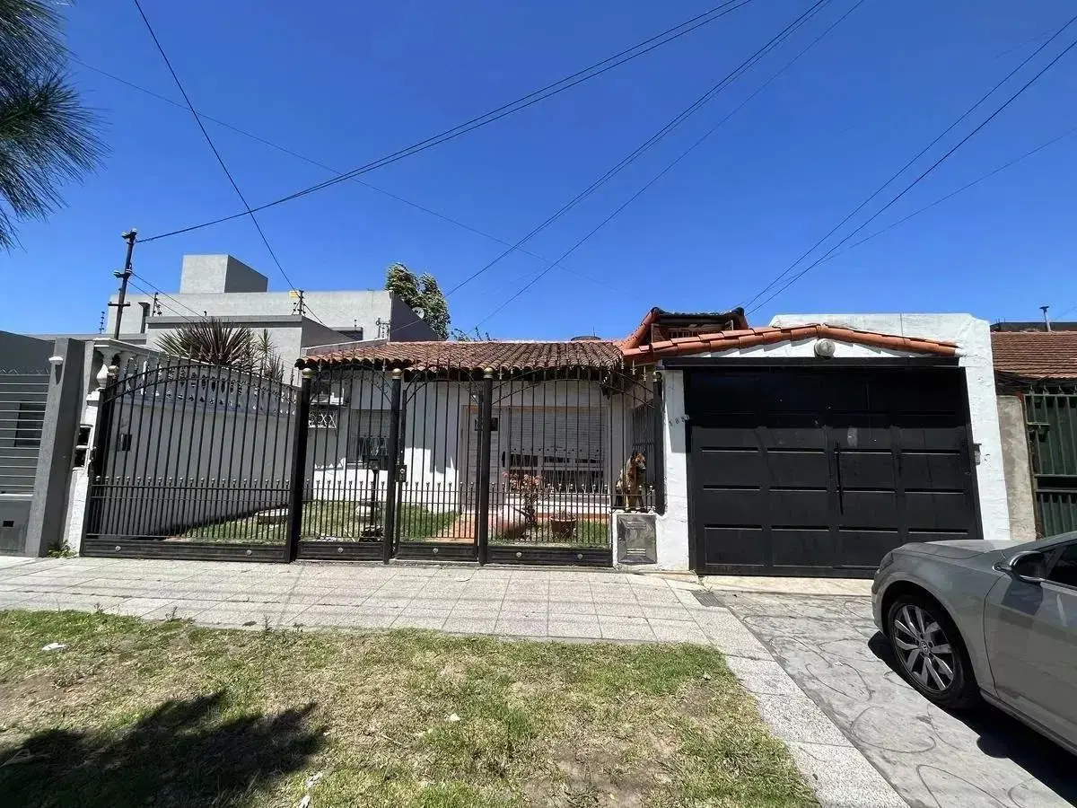 Casa en venta - 3 Dormitorios 3 Baños - 322Mts2 - Wilde, Avellaneda 2