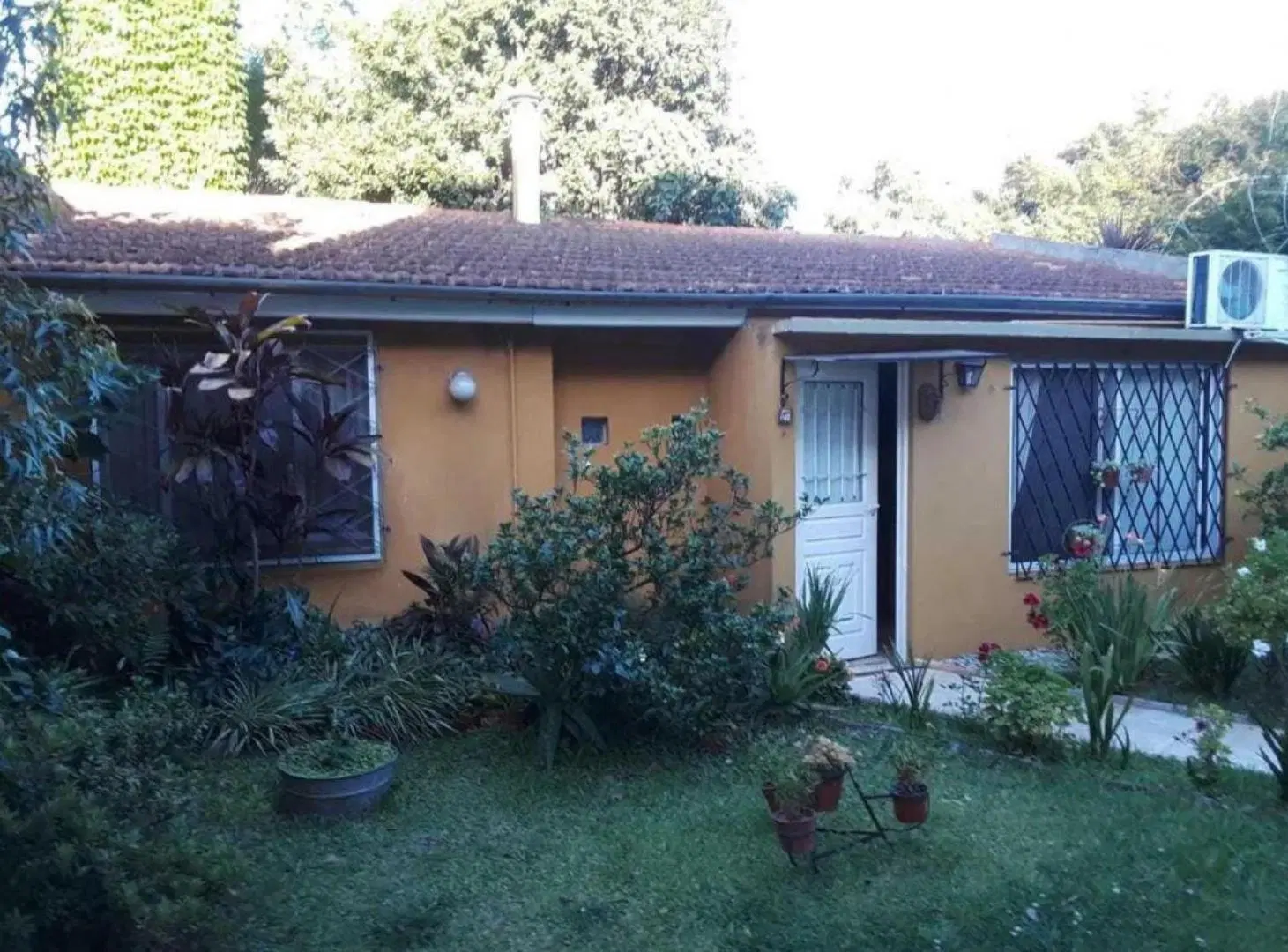 Casa en venta - 3 dormitorios 3 baños - 256mts2 - Quilmes 5