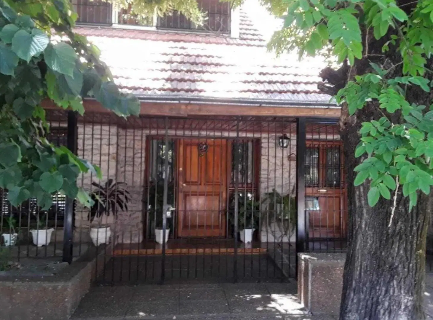 Casa en venta - 3 dormitorios 3 baños - 256mts2 - Quilmes 2